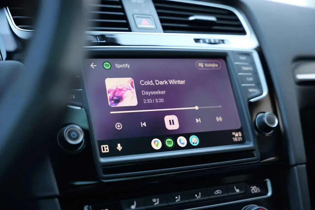 Ekran samochodu z Android Auto, odtwarzający Spotify. Dowiedz się, jak zaktualizować Android Auto, by cieszyć się muzyką w podróży.