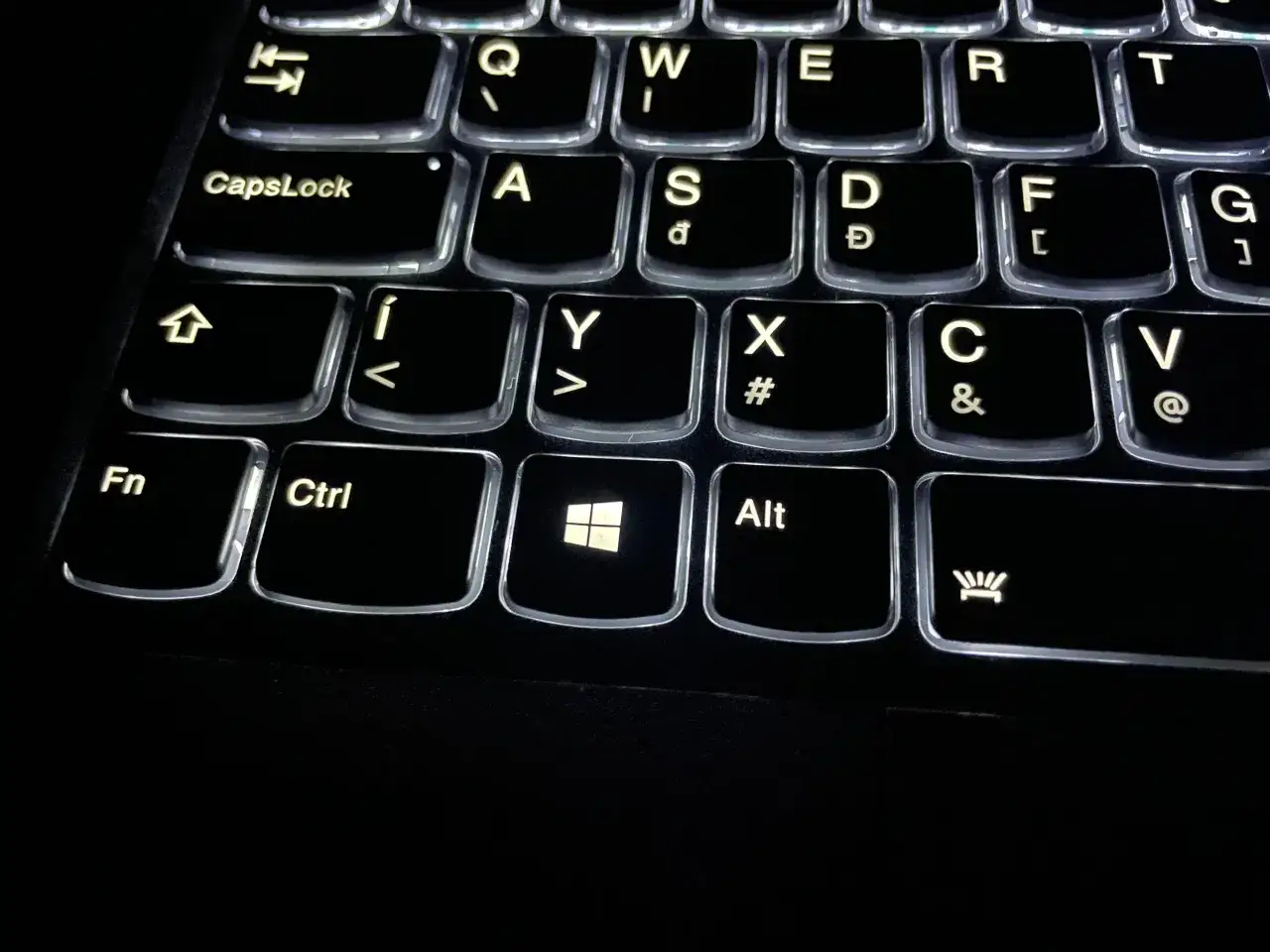 Klawiatura laptopa Lenovo z podświetleniem. Dowiedz się, jak włączyć podświetlenie klawiatury w laptopie Lenovo, naciskając klawisz Fn.