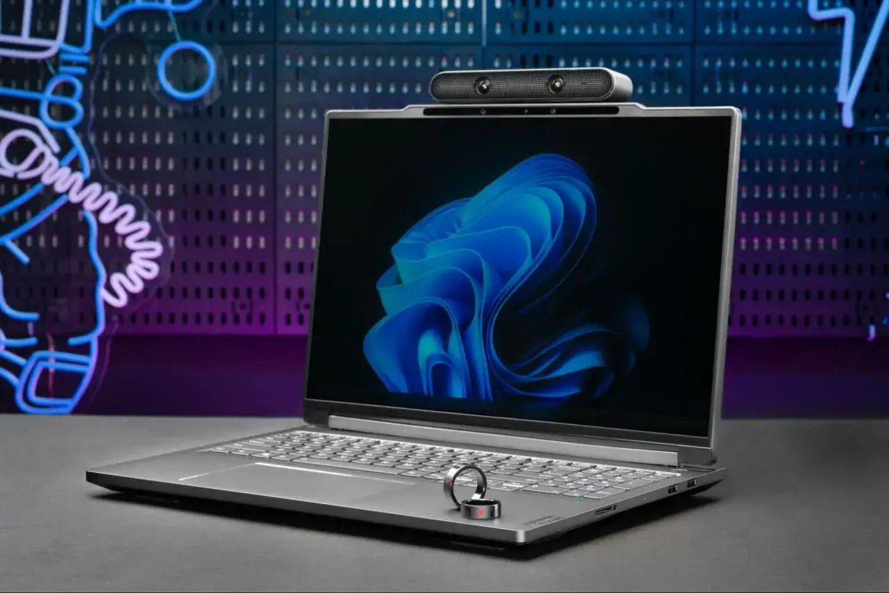 Nowoczesny laptop z kamerą na ekranie i pierścieniami na klawiaturze. Zastanawiasz się, ile kosztują laptopy?