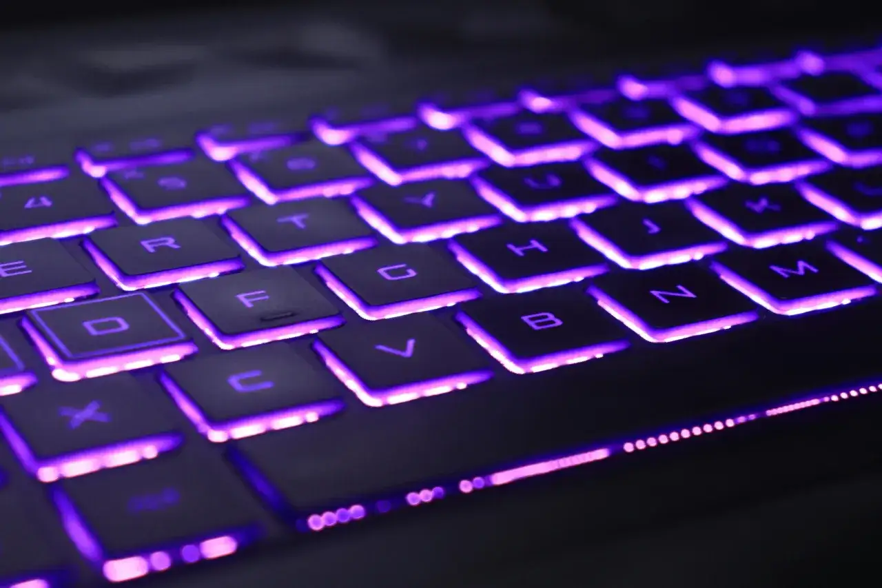 Klawiatura laptopa Lenovo z fioletowym podświetleniem. Dowiedz się, jak włączyć podświetlenie klawiatury w laptopie Lenovo.