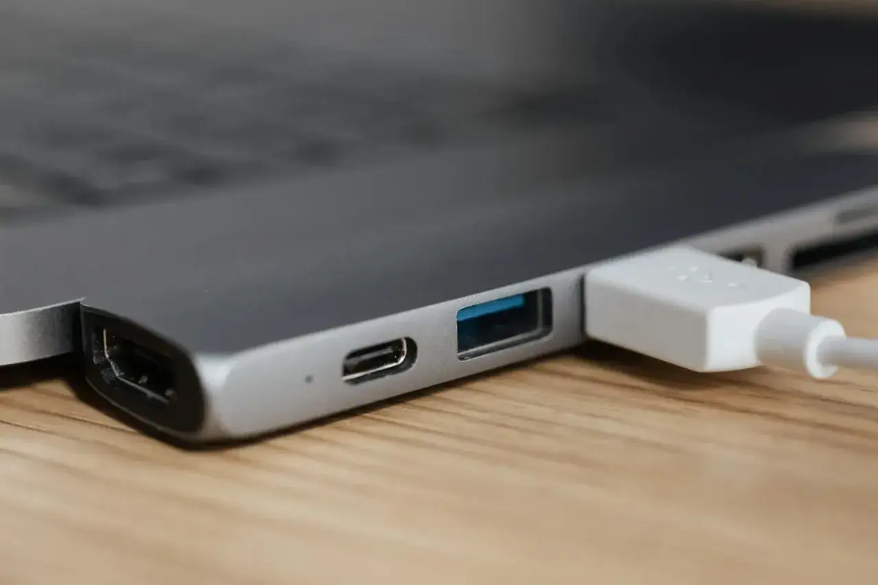 Podłączanie kabla USB-C do laptopa, pokazujące jak naładować laptopa przez USB.
