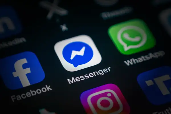 Ikona Messengera na ekranie smartfona. Chcesz wiedzieć, jak zaktualizować Messengera? Zobaczysz tu też ikony Facebooka, WhatsApp i Instagrama.