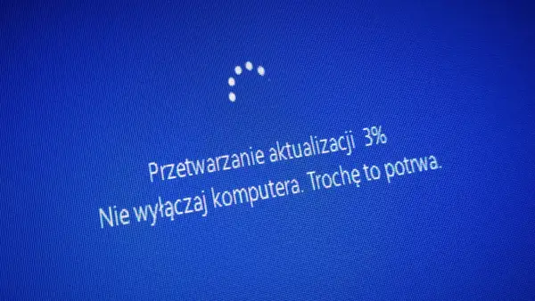 Ekran Windows 10 podczas aktualizacji. "Przetwarzanie aktualizacji 3%. Nie wyłączaj komputera. Trochę to potrwa." - tak wygląda proces, jak zaktualizować Windows 10 do 1903.