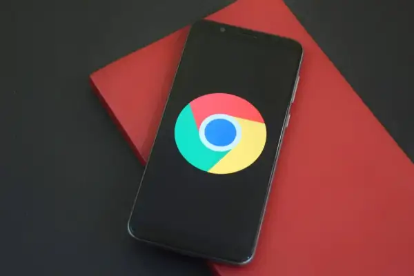 Telefon z logo Chrome. Dowiedz się, jak wyczyścić przeglądarkę Chrome w telefonie, aby przyspieszyć działanie urządzenia.