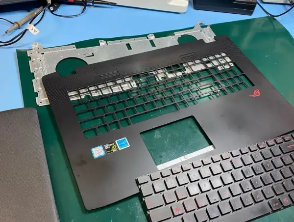 Rozłożona klawiatura laptopa gamingowego ROG. Zastanawiasz się, ile kosztuje wymiana klawiatury w laptopie?