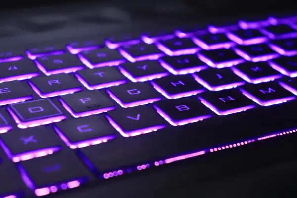 Klawiatura laptopa Lenovo z fioletowym podświetleniem. Dowiedz się, jak włączyć podświetlenie klawiatury w laptopie Lenovo.