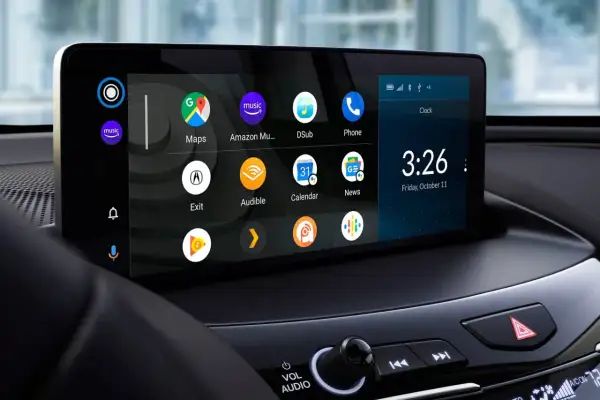 Ekran samochodu z ikonami aplikacji, zegarem i datą. Dowiedz się, jak zaktualizować Android Auto, aby korzystać z najnowszych funkcji.