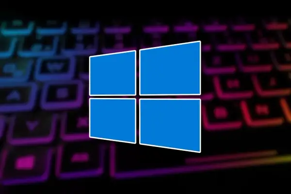 Niebieskie logo Windows na tle podświetlanej klawiatury. Czy Windows XP można zaktualizować do Windows 10?